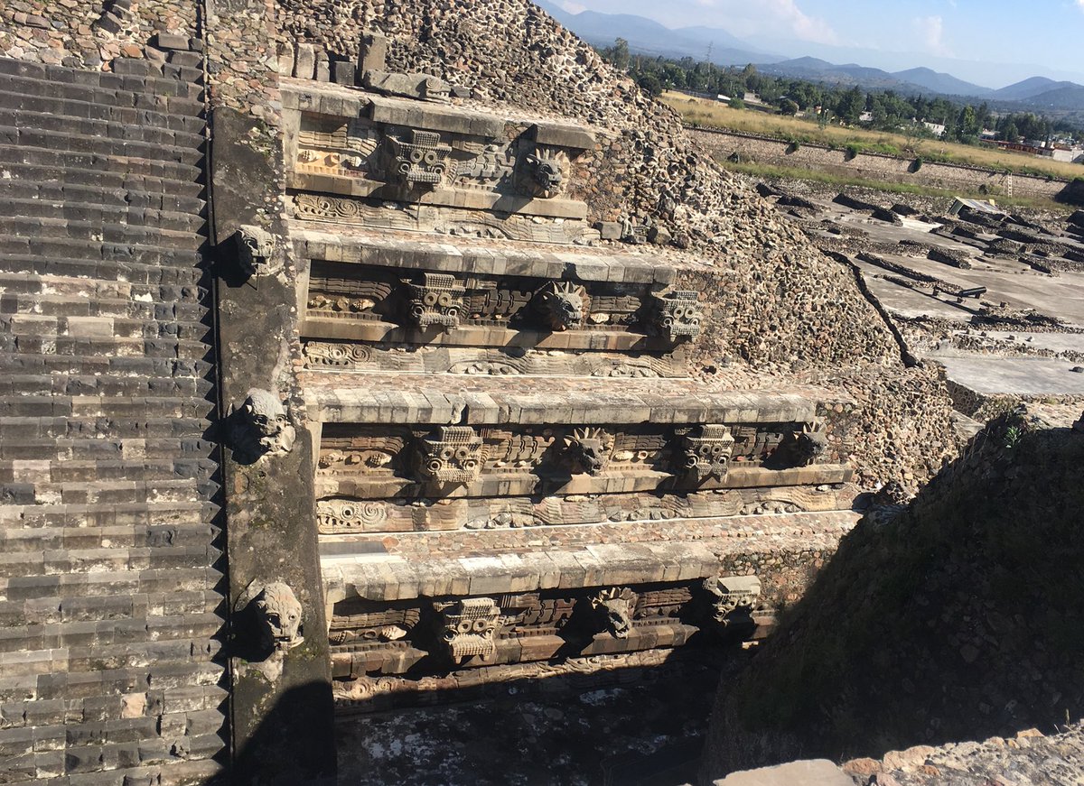 el_ruinero's tweet photo. El #Templo de la #SerpienteEmplumada, se trata de un #icono #teotihuacano, un espléndido #basamento profusamente decorado con motivos #zoomorfos, que muestran fauna híbrida, tanto en los #tableros, #taludes y #alfardas, están decorados con motivos relacionados con #Quetzalcóatl https://t.co/YEtog2QLph
