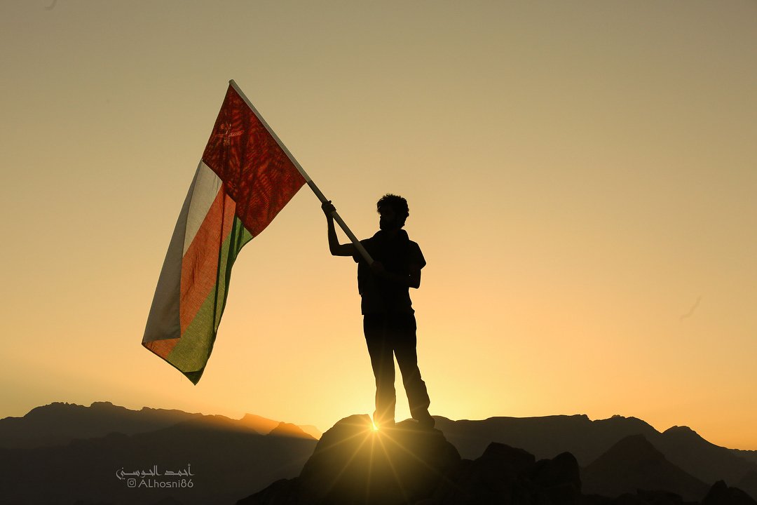هنا تُصاغ المعالي في أسنتها
وتستلذ الأماني في حِمى الهمم

هنا استطابت يد التاريخ حرفتها
تخط والمجد يملي أروع الحكم

#اليوم_الوطني_العماني_48