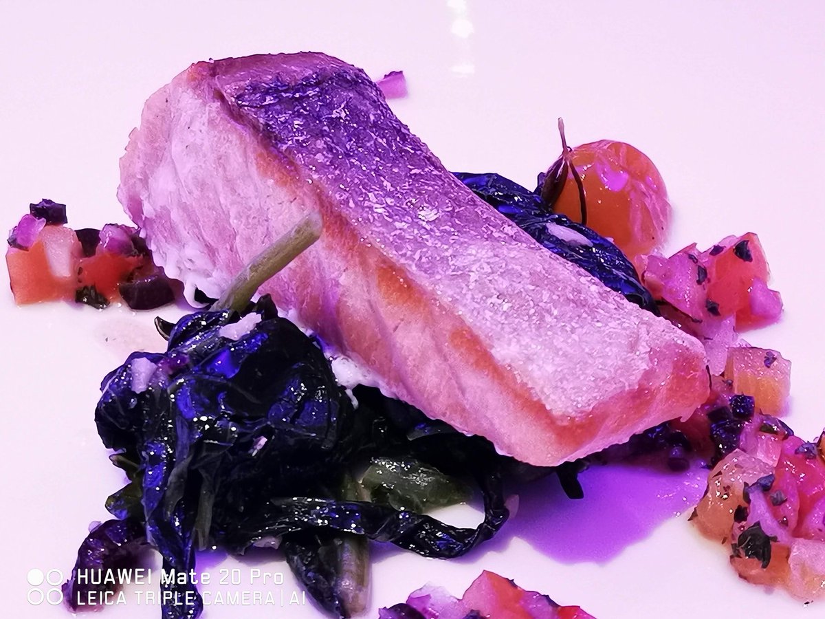 TechKuya's tweet image. Huawei Europe's Walter Ji has revealed the company's plans for 10x optical zoom quad-camera phones in 2019. Here are some shots taken at 5x zoom on the Mate 20 Pro. Notice anything?

#HuaweiMate20Pro #AHigherIntelligence #opticalzoom #HuaweiPH #TechKuya