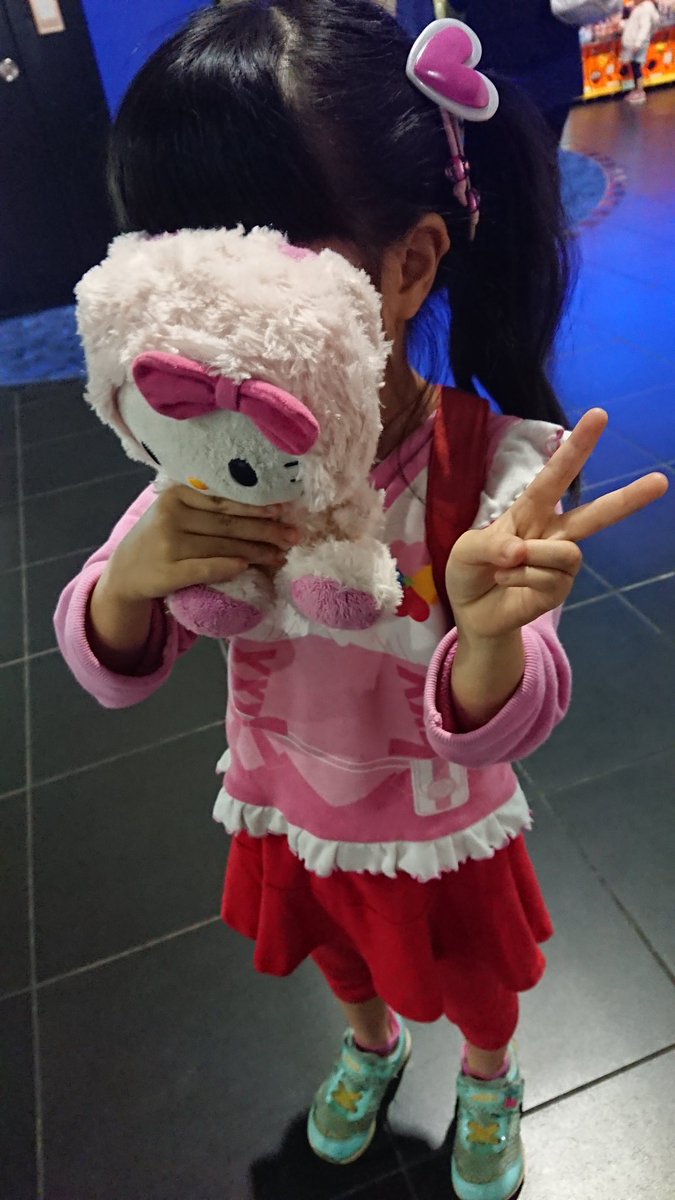 Kazami 公開から早1ヶ月近く ようやく行ってきました映画プリキュア 今までのプリキュア総出演で全員喋る ということで娘2人と楽しみにしてました ツギコはもはや手に入らないフレッシュプリキュアの髪ゴムとインナーでコスプレ笑 Kazami 公開から早1ヶ月近く ようやく行ってきました映画プリキュア 今までのプリキュア総出演で全員喋る ということで娘2人と楽しみにしてました ツギコはもはや手に入らないフレッシュプリキュアの髪ゴムとインナーでコスプレ笑