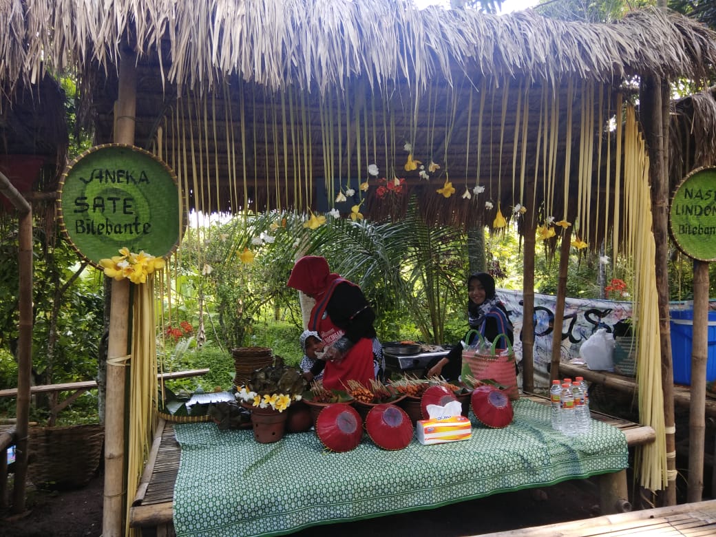 WayToLoma's tweet photo. Both-both kuliner @PasarPancingan hari sedikit berbeda, mulai dari kostum sampai atraksi nya.
Selamat ulang tahun untuk #pasarpancingan
#HebohnyaDestinasiDigitalGenPi https://t.co/pS6lPFzYW1