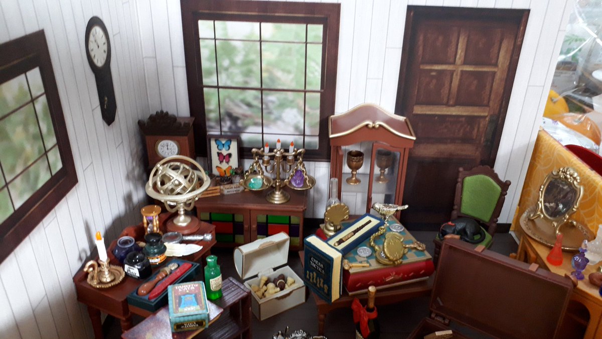 Yumi 兼さんファースト本丸 キャンドゥ背景の部屋に 魔法使い 錬金術士 冒険家 アンティーク好き の部屋 一部他のシリーズから 家具と小物の大きさが合わないけど 小物の出来はとってもいいです この部屋の主は誰がいいかな リーメント