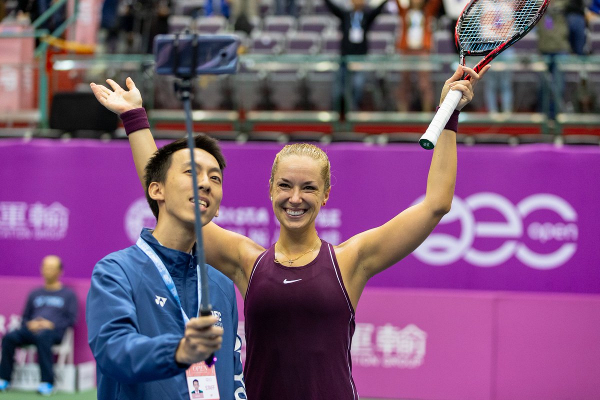 ms0273650's tweet photo. After @sabinelisicki emotional comeback win in the SF

Me: Could you please take winner selfie with fans at the auditorium ?

Sabine: No. You take it!

Me: 😳😳😳 (Shocking)

When taking the selfie, my hands are shaking actually😂😂😂 https://t.co/9u0Pu5r7c7