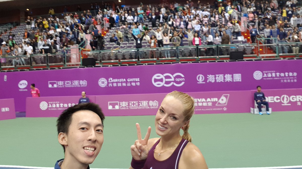 ms0273650's tweet photo. After @sabinelisicki emotional comeback win in the SF

Me: Could you please take winner selfie with fans at the auditorium ?

Sabine: No. You take it!

Me: 😳😳😳 (Shocking)

When taking the selfie, my hands are shaking actually😂😂😂 https://t.co/9u0Pu5r7c7
