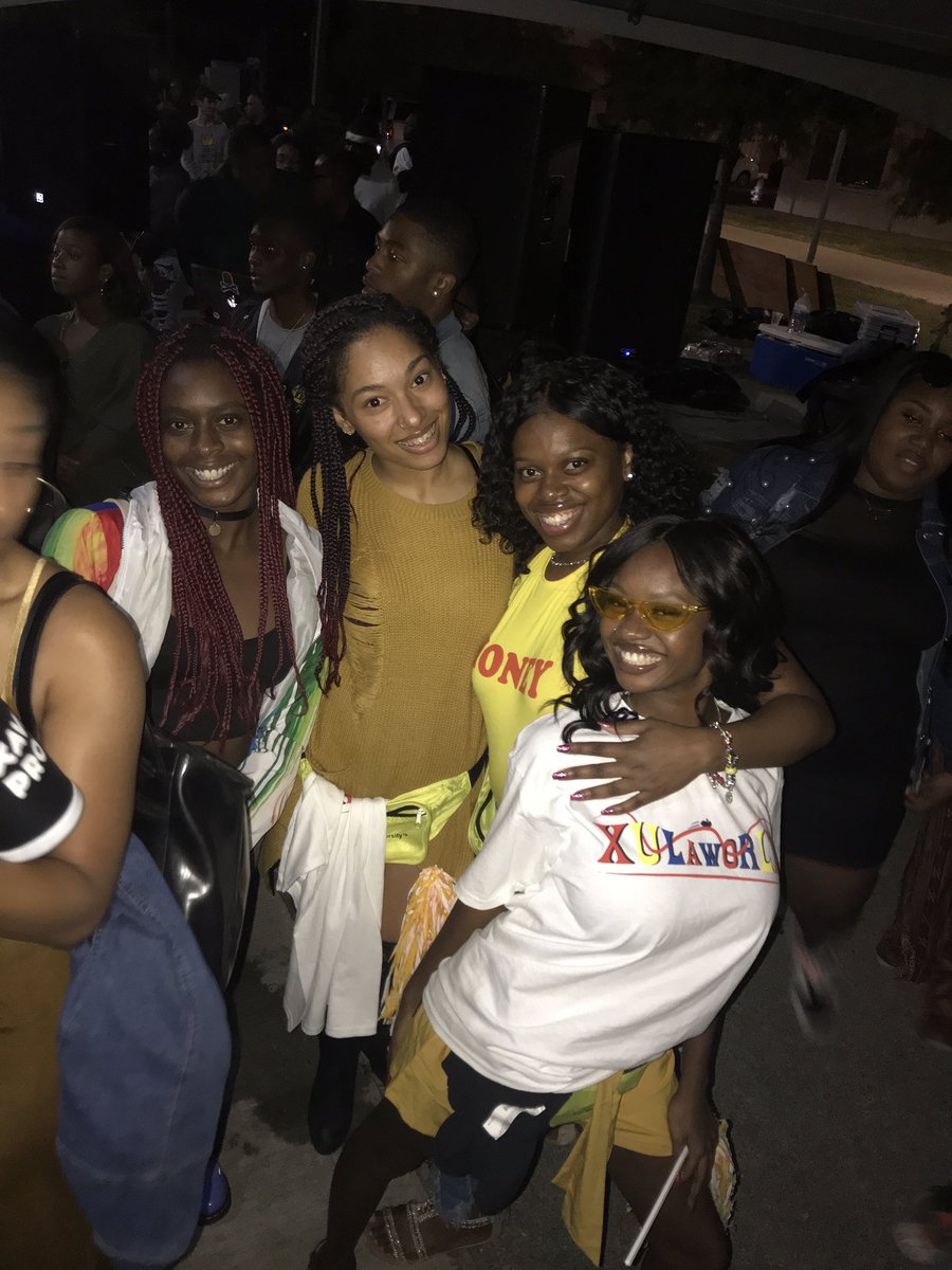 __Ashl3y___'s tweet photo. A whole movie 🎥 #XUHC2018 https://t.co/FXxNm53Vji
