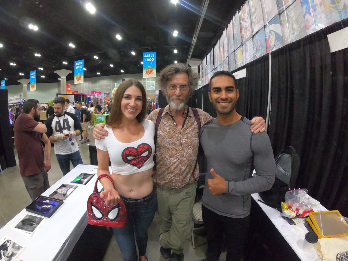 It’s was a pleasure meeting @Real_JohnGlover at Los Angeles Comic Con! Thank you for making your cast members around you better! #smallville #theriddler