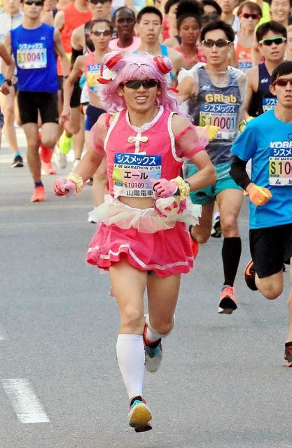 速すぎるプリキュアランナーが神戸マラソンに帰ってきた 陸連の登録を外れるも快走する姿が話題に Togetter 速すぎるプリキュアランナーが神戸マラソンに帰ってきた 陸連の登録を外れるも快走する姿が話題に Togetter