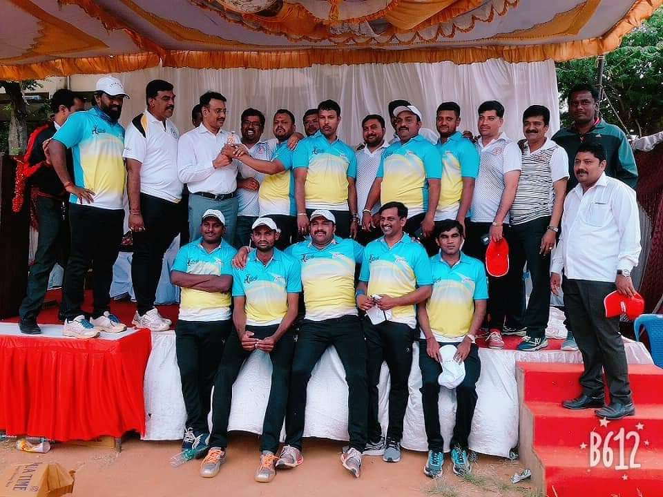 Surekumar9's tweet photo. #CONGRATULATIONS_VAKIL_CUP_2018_WINNWERS_AND_RUNNERS...🏆💪✌️
#FRIENDSCRICKETERSKOLAR.🏆
#GAJAPADECRICKETERS...🏆
#THANKSAAB...🙏🙏🙏👌👌👌 https://t.co/LRov5kRio9