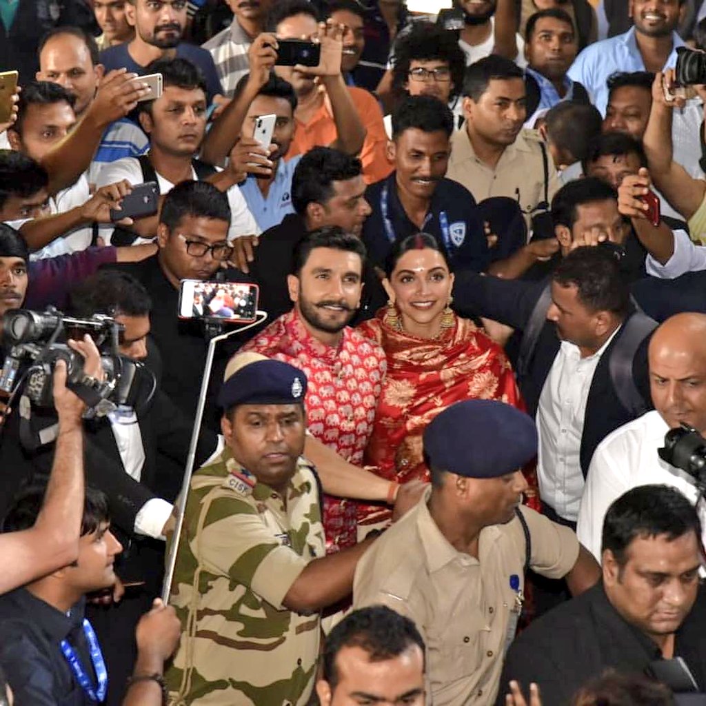 ranveercafe69's tweet photo. 💞 I.C.O.N.I.C. 💞 
#MrandMrsDeepVeer mobbed at the airport https://t.co/mbSqcEzBaU