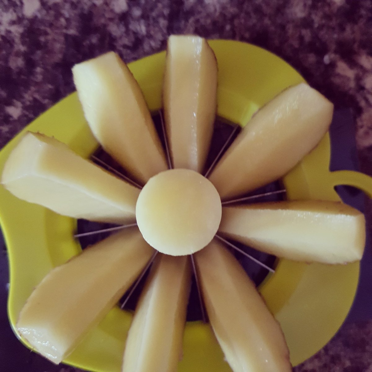 jeans_SW's tweet photo. Guess whose planning @SlimmingWorld wedges for dinner tonight. Borrowed this fab wee trick from my SW buddies at a recent meeting. A 99p apple corer from @asda, game changer. No more uneven wedges ❤  #swfreefood #swwedges #swukfood #easytrick #spicytreat #lazysunday #swciswo https://t.co/j5uCXkZCuV
