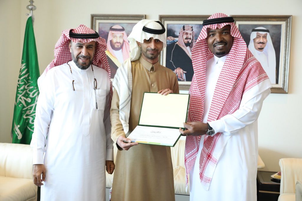 NCMKSA's tweet photo. كرّم معالي الرئيس العام للهيئة العامة للأرصاد وحماية البيئة الأستاذ عبدالعزيز الشماخي بمناسبة حصوله الميدالية الذهبية في مع��ض وارسو الثامن عشر للاختراعات ببولندا باختراع( قارب ذكي لاكتشاف التلوث النووي)
#نرصد_ونحمي 
#الهيئة_العامة_للأرصاد_وحماية_البيئة https://t.co/pRyasVofbg