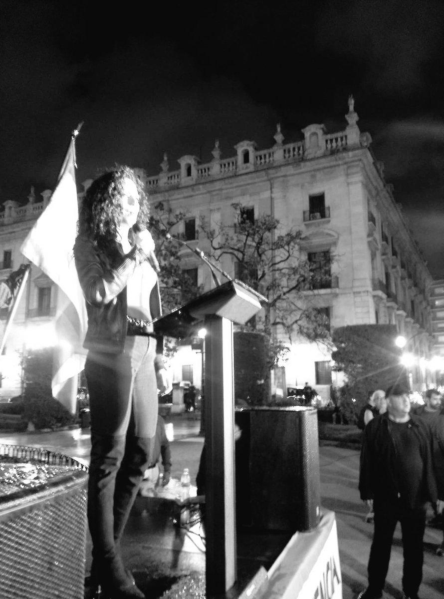 Espana_2000's tweet photo. 🔥🇪🇸 
Anoche en las calles de Valencia se volvió a vivir una noche llena de orgullo y sentimiento español

#España #Valencia #Juventud #JuventudNacional #Respeto https://t.co/Jfs8A5QhpL