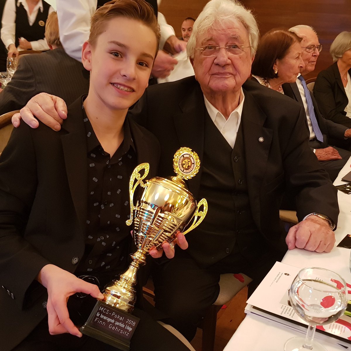 Mit Silberpfeil Legende Hans Hermann gestern bei der Ehrung des MCS Stuttgart. Vielen lieben Dank für die Ehrung. #hanshermann #silberpfeil #mcsstuttgart