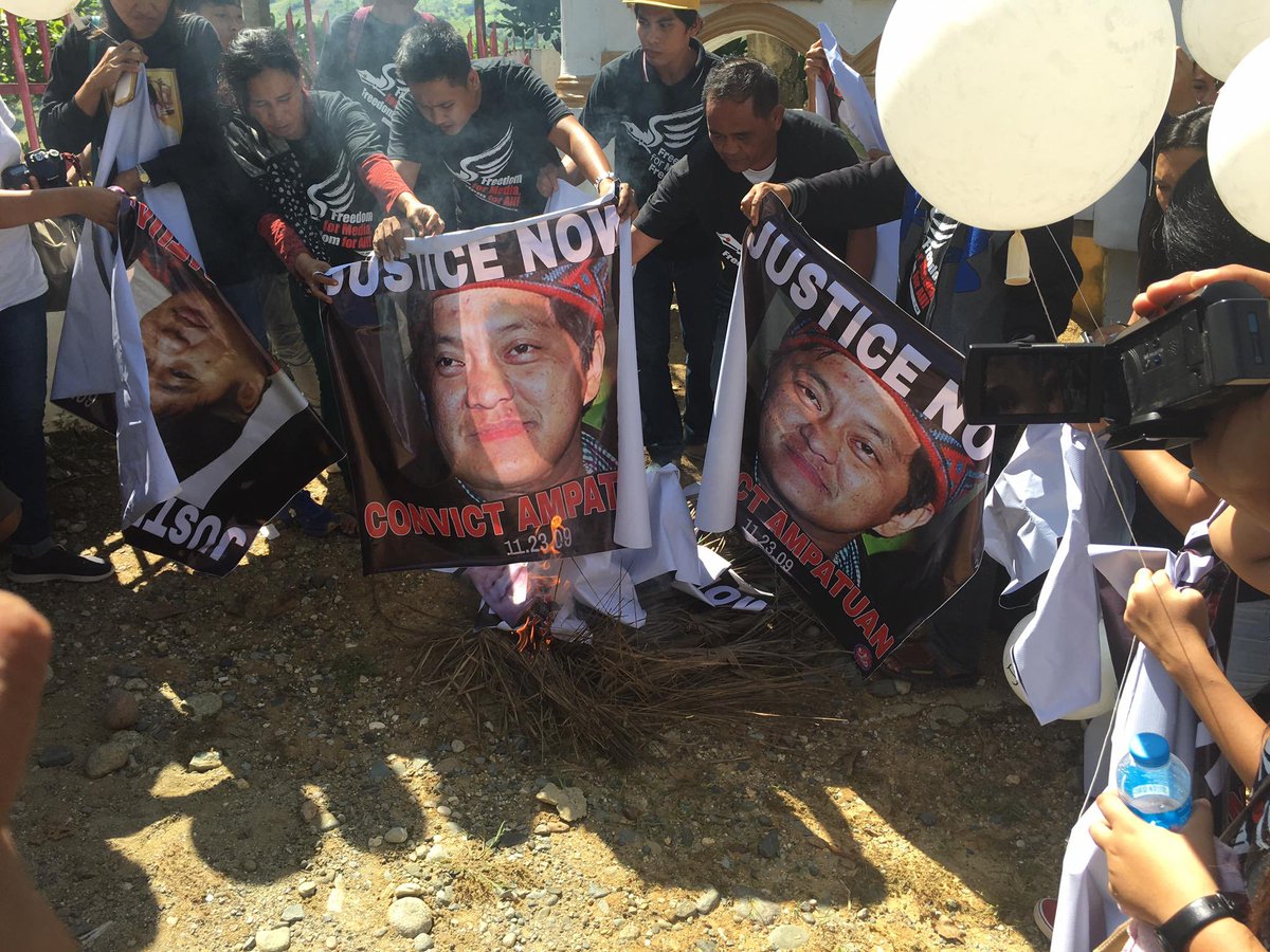 breakaway_media's tweet photo. November 18, 2018

Families, friends, and journalists commemorate the ninth anniversary of the Ampatuan Massacre which occurred on November 23, 2009, here at the graveyard of the victims in Buluan, Maguindanao.

#ConvictAmpatuan #9yearsNoJustice https://t.co/2aQKLHStrv