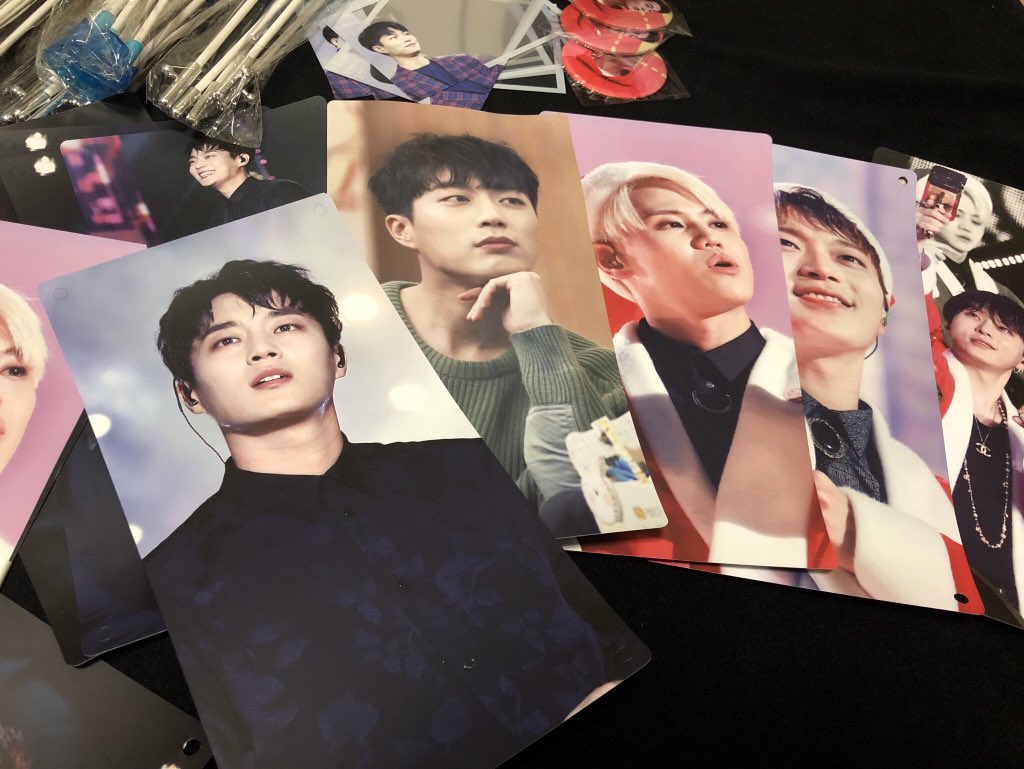 HITDU74's tweet photo. ⚽️하이라이트 콘서트 막콘 나눔🐲

포스터는 이 글 RT추첨해서 다섯분께 드릴게요😆

📍2시쯤 진행(장소 당일 타래로 공지)
📍홀로그램스티커 두준+준형(50set)
📍미니배너(랜덤 15set),거치대 선착7명
⭐️둘 중 택1⭐️

적은 양이고 별거 아니지만 받아 가 주신다면 감사하겠습니다🙇🏻‍♀️💕
#윤두준 #용준형 https://t.co/HlrMIi4Y7L