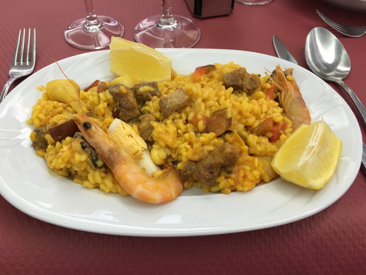 BarSurAvila's tweet photo. ¿Aún no sabes que comer hoy? Tenemos más de 100 combinaciones posibles para que siempre comas lo que más te gusta. ¿Lo quieres en casa?, llámanos y te lo llevamos ☎️920255466. #HoyMenúDelSur https://t.co/4aU6JfOrkI