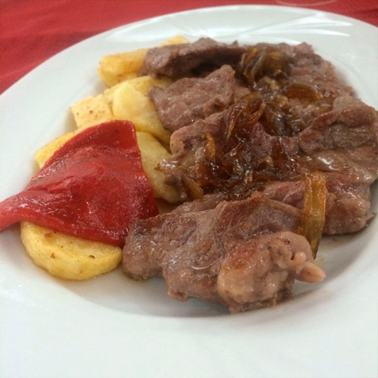 BarSurAvila's tweet photo. ¿Aún no sabes que comer hoy? Tenemos más de 100 combinaciones posibles para que siempre comas lo que más te gusta. ¿Lo quieres en casa?, llámanos y te lo llevamos ☎️920255466. #HoyMenúDelSur https://t.co/4aU6JfOrkI