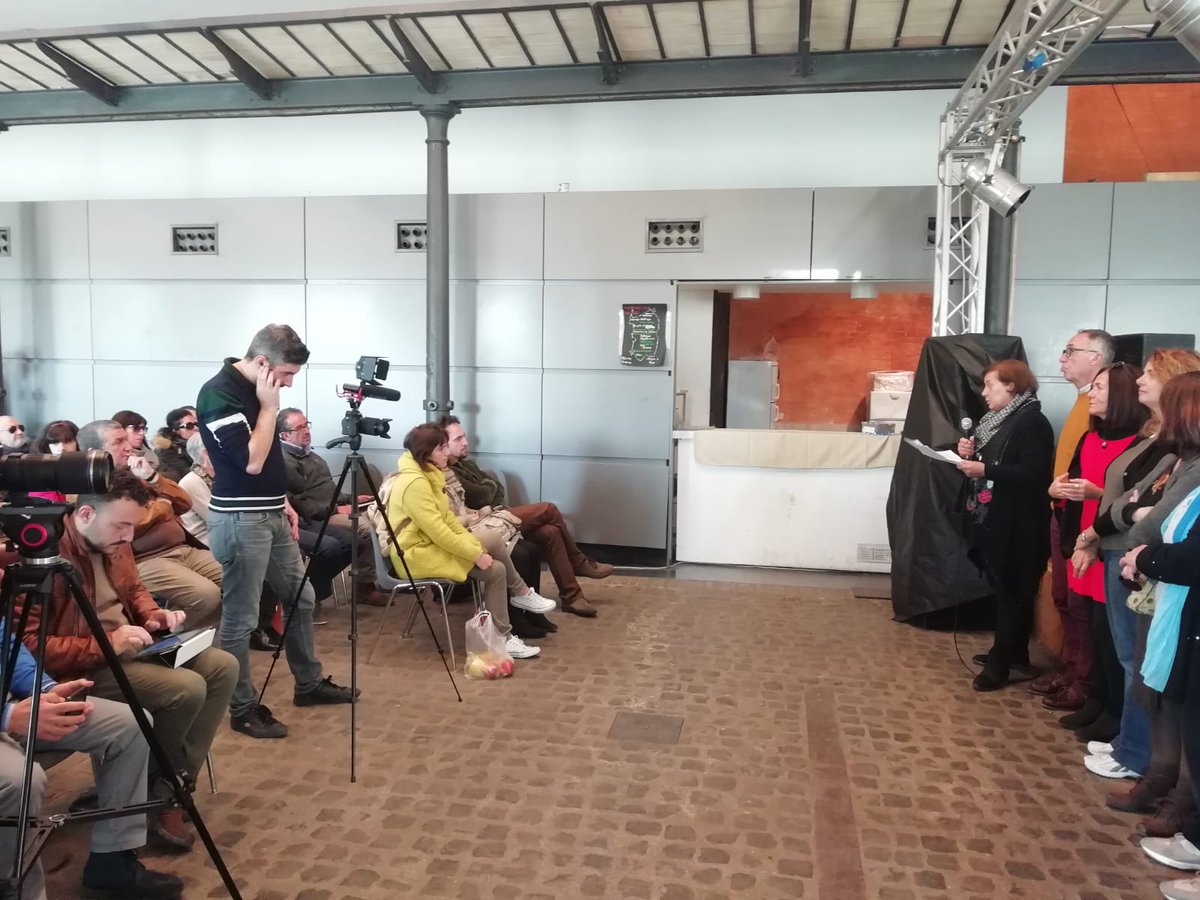 NavdanyaInt's tweet photo. È iniziata la conferenza #CiboPerLaSalute #MandiguProSaSalude. Maria Vittoria Migaleddu di #Acrase ci parla del paradosso che vive la #Sardegna che "esporta il 30% dell’energia elettrica che produce, importa l’80% del fabbisogno di cibo" #Food4Health https://t.co/ZWAPBgjXTp https://t.co/GFBoJGPWjj