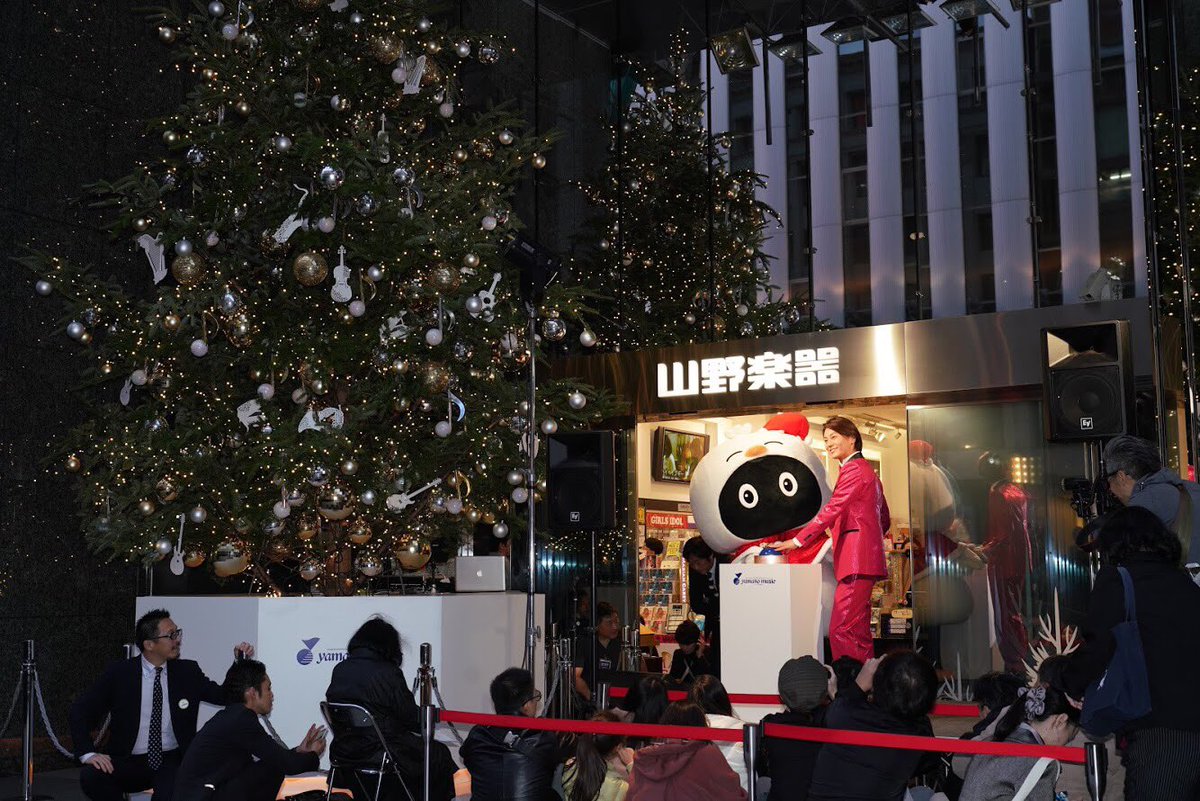 山 野 楽 器 インフォメーション 点灯式にサプライズゲストとして 氷川きよし さんが登場しました 氷川さんの登場で会場の熱気は最高潮に クリスマスツリー点灯後 最新アルバムのボーナストラックとして収録されている 銀座ロマンス を披露して