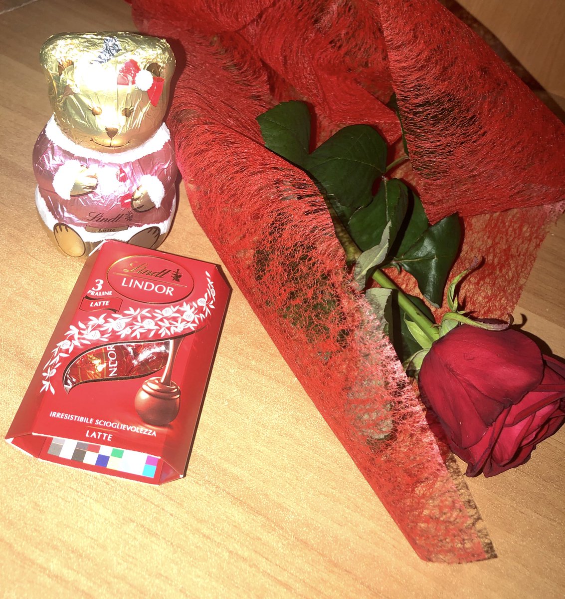 SofiaStiffoni's tweet photo. #Lindt un regalo che non rifiuterei mai !😋 #chocolate #Lindor #highquality https://t.co/bwzoTrTCH2