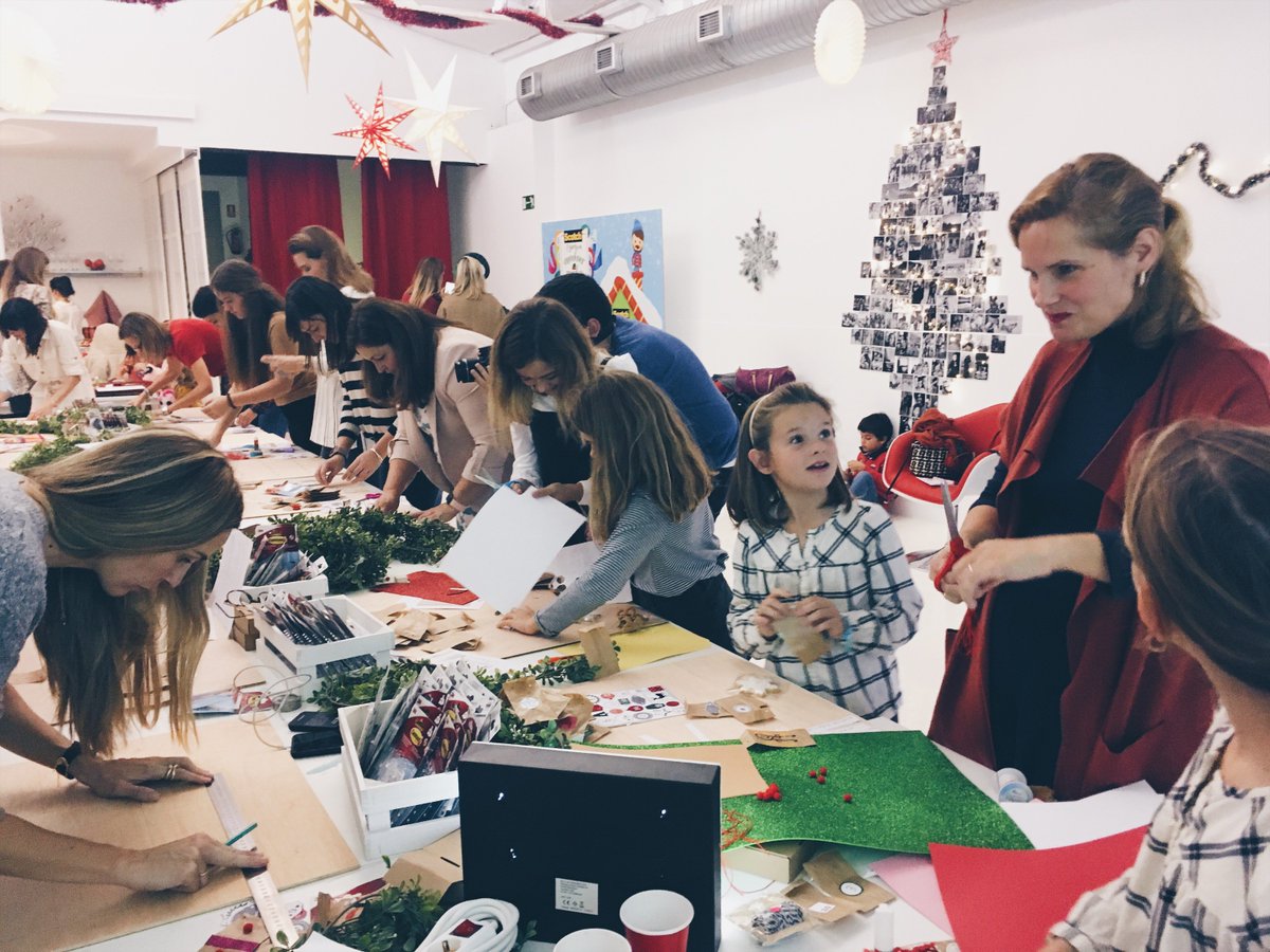 GrupoWDI's tweet photo. Y así arrancamos la #Navidad, con este súper taller #DIY navideño de #Command, en familia y con unos invitados súper especiales! #Commandandyou #3MCommand #HolaCommand https://t.co/CLChIOYGiG