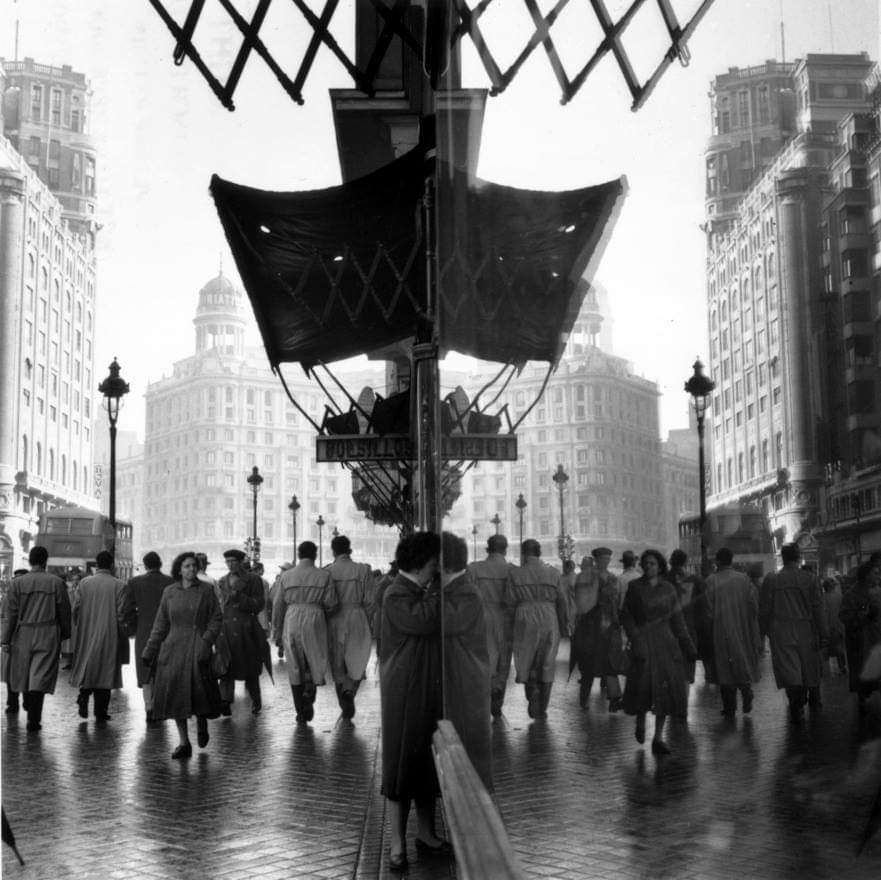 Granviademadrid's tweet photo. Madrid aรฑos 50, reflejos nostรกlgicos de Gran Vรญa.
๐ท (Autor desconocido)
#GranViaMadrid #MadridVintage
#FelizDomingo #Madrid #GranVia https://t.co/ssYtGFa23J