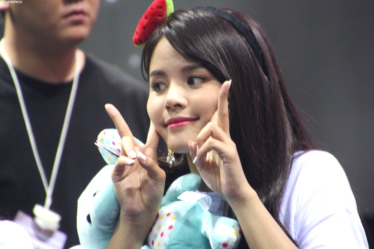 lysjessiemessi's tweet photo. [#HappySornDay]

#ProduSORNDay
#CLC #씨엘씨 #CLCinHK
#손 #Sorn @CUBECLC https://t.co/pb3UjfD5eA