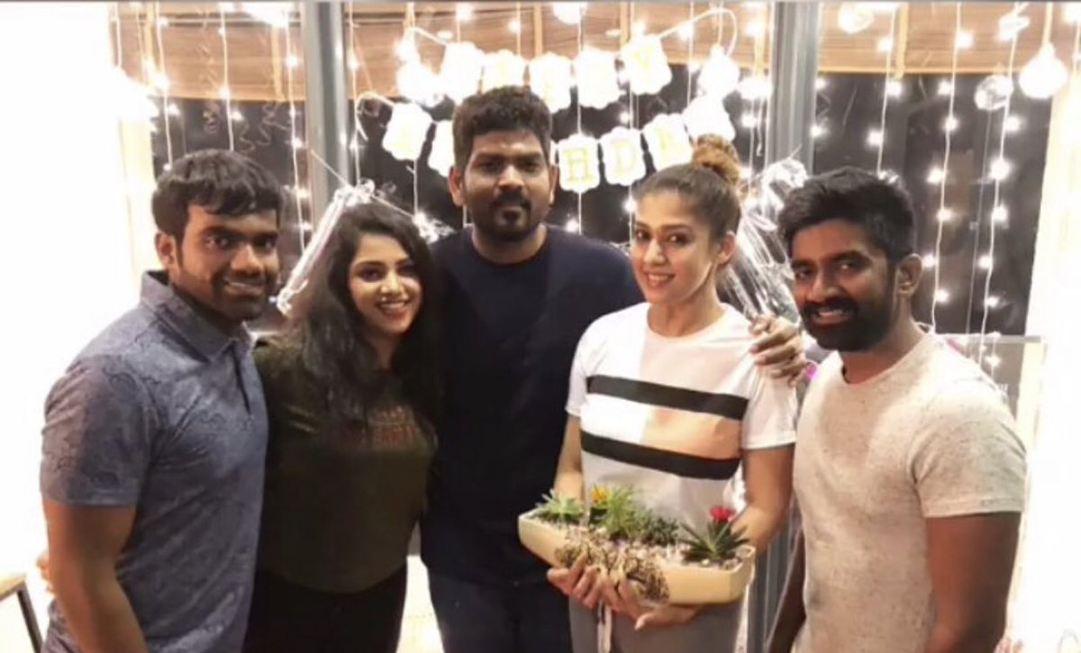 YoUrsNayanthara's tweet photo. More lovely new pics from Nayan's B’day Party 😍❤️🌹🎁🎈🎉🎊

#HBDLadySuperStarNayanthara 🎊🎉 https://t.co/9jLBpYEEOl