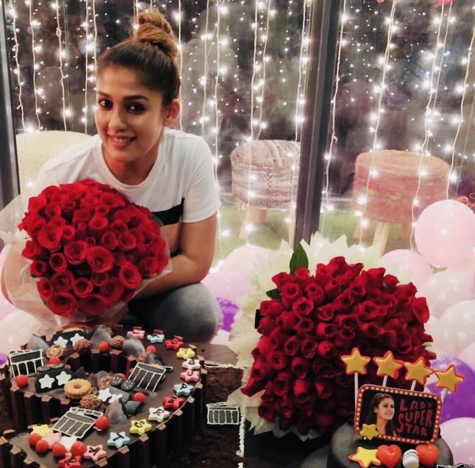 YoUrsNayanthara's tweet photo. More lovely new pics from Nayan's B’day Party 😍❤️🌹🎁🎈🎉🎊

#HBDLadySuperStarNayanthara 🎊🎉 https://t.co/9jLBpYEEOl