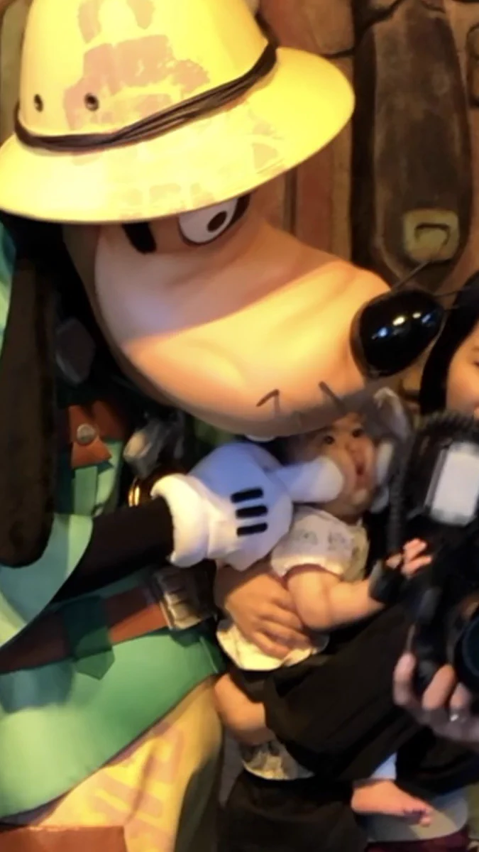 グーフィーに弄ばれる女の子の顔が潰されてるw