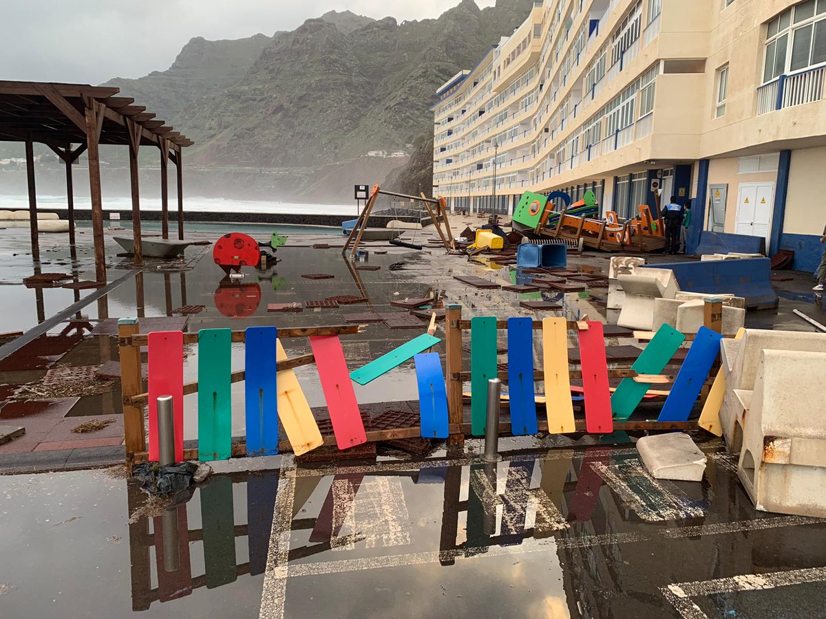 vecinosbajamar's tweet photo. Gran destrozo en la madrugada de ayer por el fuerte oleaje en las piscinas y en zona infantil en #Bajamar https://t.co/MwqWNRPauK