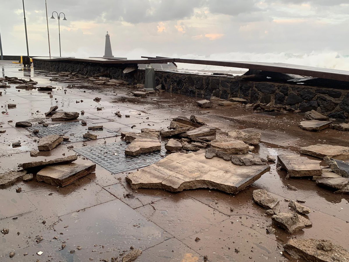 vecinosbajamar's tweet photo. Gran destrozo en la madrugada de ayer por el fuerte oleaje en las piscinas y en zona infantil en #Bajamar https://t.co/MwqWNRPauK