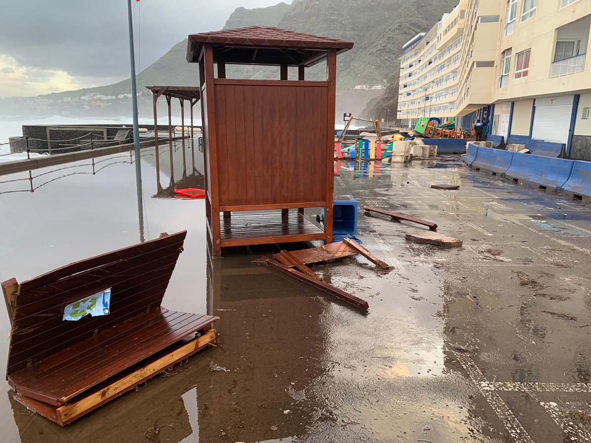vecinosbajamar's tweet photo. Gran destrozo en la madrugada de ayer por el fuerte oleaje en las piscinas y en zona infantil en #Bajamar https://t.co/MwqWNRPauK