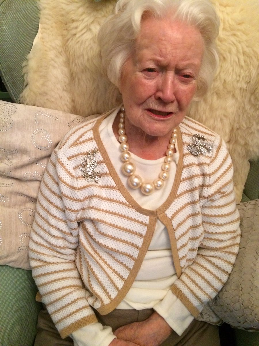 BunnDeborah's tweet image. Another weekend without my lovely mum ✨Patsy Bunn✨ 💔 Seen here on the 14th &amp;amp; 15th November 2015 a week before I returned the Care Home’s feedback survey! Thanks to  @IMPublicLaw the @PHSOmbudsman are reinvestigating @Bunn4Justice 🙏🏻 #JusticeForPatsy #socialcare #dementia