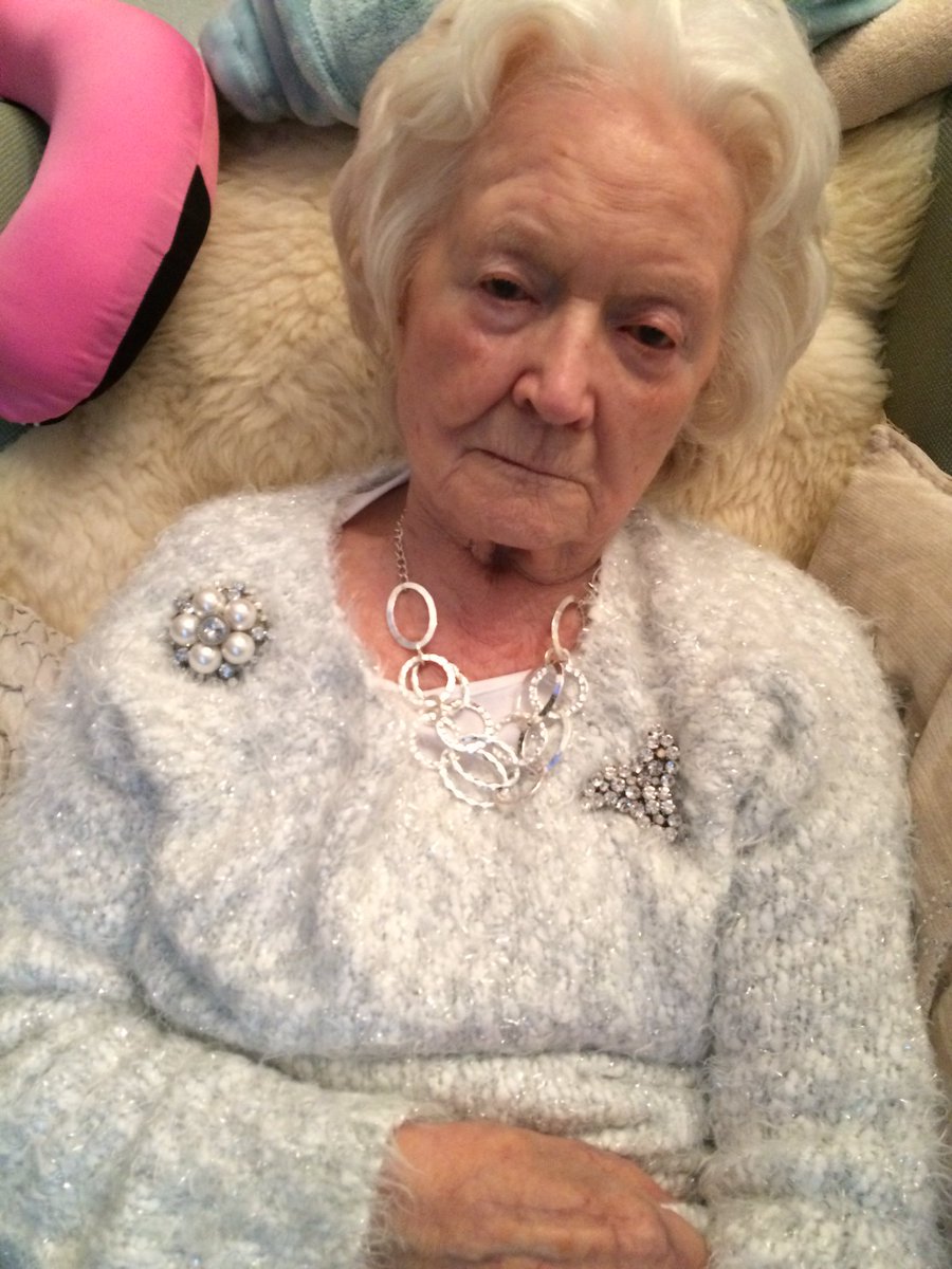 BunnDeborah's tweet image. Another weekend without my lovely mum ✨Patsy Bunn✨ 💔 Seen here on the 14th &amp;amp; 15th November 2015 a week before I returned the Care Home’s feedback survey! Thanks to  @IMPublicLaw the @PHSOmbudsman are reinvestigating @Bunn4Justice 🙏🏻 #JusticeForPatsy #socialcare #dementia