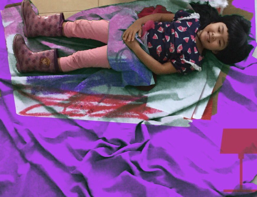 AStrutin's tweet image. This 4 year old maker created a bed out of cardboard, put it into #keynote adding a lamp and background, and finally put it on the #greenscreen. Making her bedroom life size!  #EveryOneCanCeate #AppleEDUChat #edtech #EarlyYears @DoInkTweets #wbaiseslearns