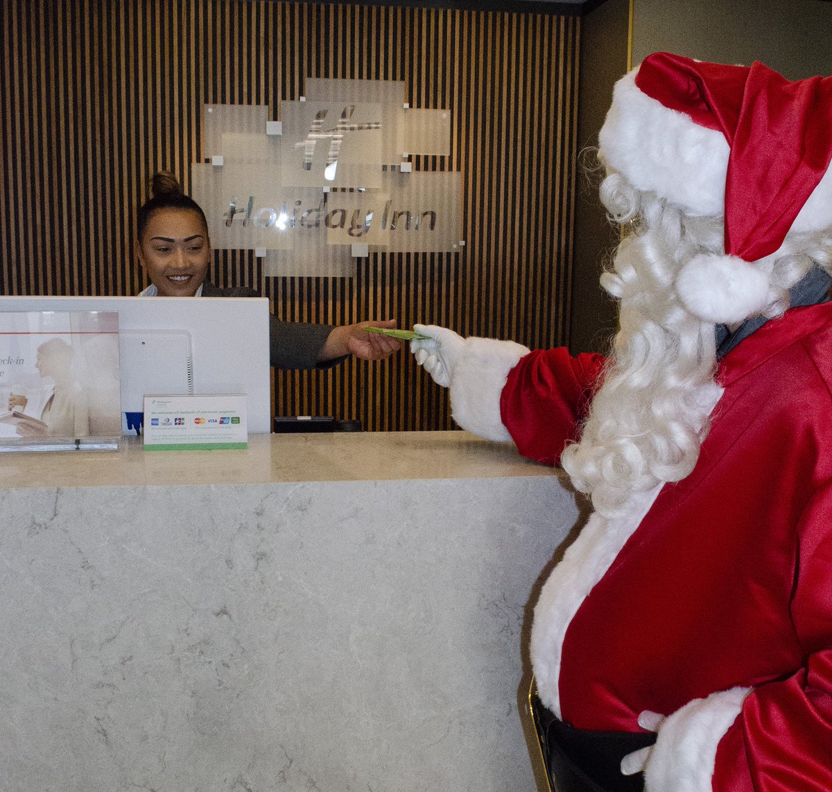 HolidayInnPerth's tweet photo. Santa was in need of a staycation before the big day. Good thing he came to us for a good night's sleep 👍 #santa #thecityatchristmas #perthchristmas #perthcity https://t.co/tTqVnqIwMU