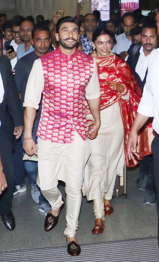 AgraMagazine's tweet photo. @RanveerOfficial &amp; @deepikapadukone returned to Mumbai with Dulhania after marriage. Ranveer Singh and Deepika were together. The pair returned to Mumbai after marrying a grand wedding in Italy on November 14-15.These are the latest pictures from Mumbai airport! #AgraNowMagazine https://t.co/gWZTdDs0dh
