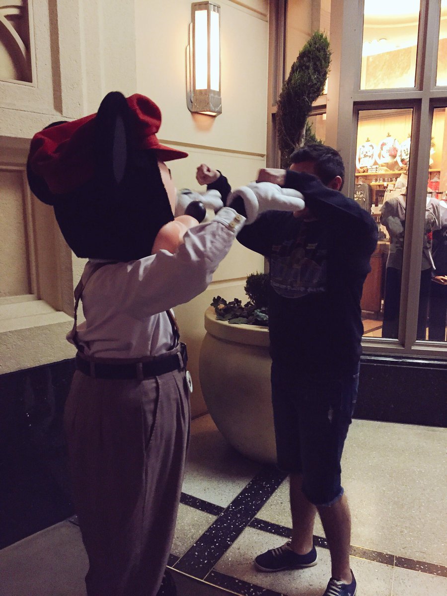 Edgecin's tweet photo. “I hope we never lose sight of one thing—that it was all started by a mouse.” Walt Disney

#HappyBirthdayMickey #FelizCumpleMickey #Mickey90 https://t.co/mH0CjIvNQP