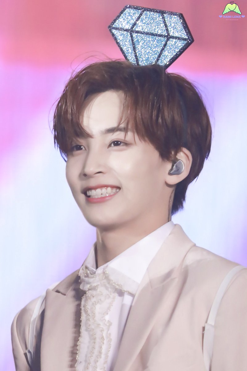 HANILENS_1004's tweet photo. [HQ] 181103 IDEAL CUT THE FINAL SCENE
#세븐틴 #정한 #SEVENTEEN #JEONGHAN #セブチ #ジョンハン @pledis_17

봉봉이 너무 좋아서 어쩌나,,,💖😅💦💦 https://t.co/t10BmprzS0