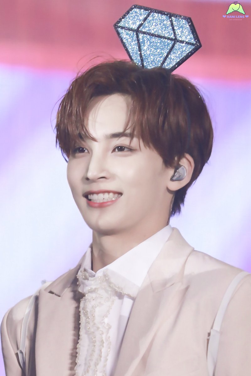 HANILENS_1004's tweet photo. [HQ] 181103 IDEAL CUT THE FINAL SCENE
#세븐틴 #정한 #SEVENTEEN #JEONGHAN #セブチ #ジョンハン @pledis_17

봉봉이 너무 좋아서 어쩌나,,,💖😅💦💦 https://t.co/t10BmprzS0