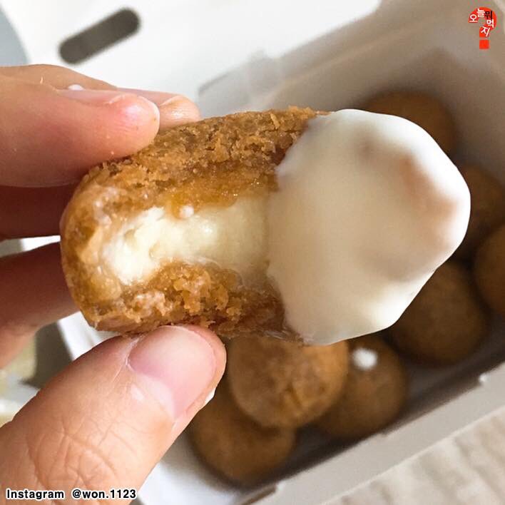 배고파 ペゴパ 韓国チキンチェーン Bhcの チーズボールはもう皆さんご存知ですか 名前の通り チーズが入った ボール型のメニューなのですが 韓国でプリンクルソースと呼ばれる ヨーグルトベースのソースにつけることで この量なのにパクパク