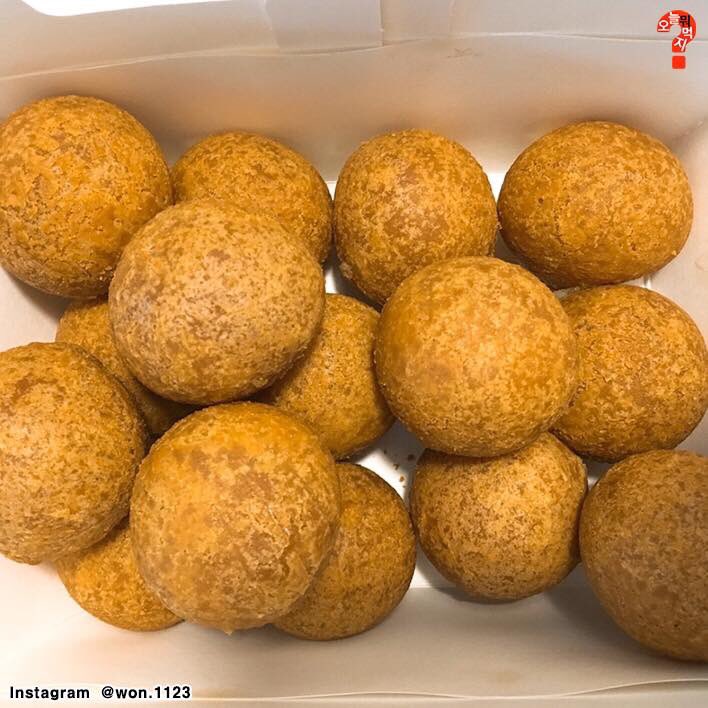 배고파 ペゴパ 韓国チキンチェーン Bhcの チーズボールはもう皆さんご存知ですか 名前の通り チーズが入った ボール型のメニューなのですが 韓国でプリンクルソースと呼ばれる ヨーグルトベースのソースにつけることで この量なのにパクパク