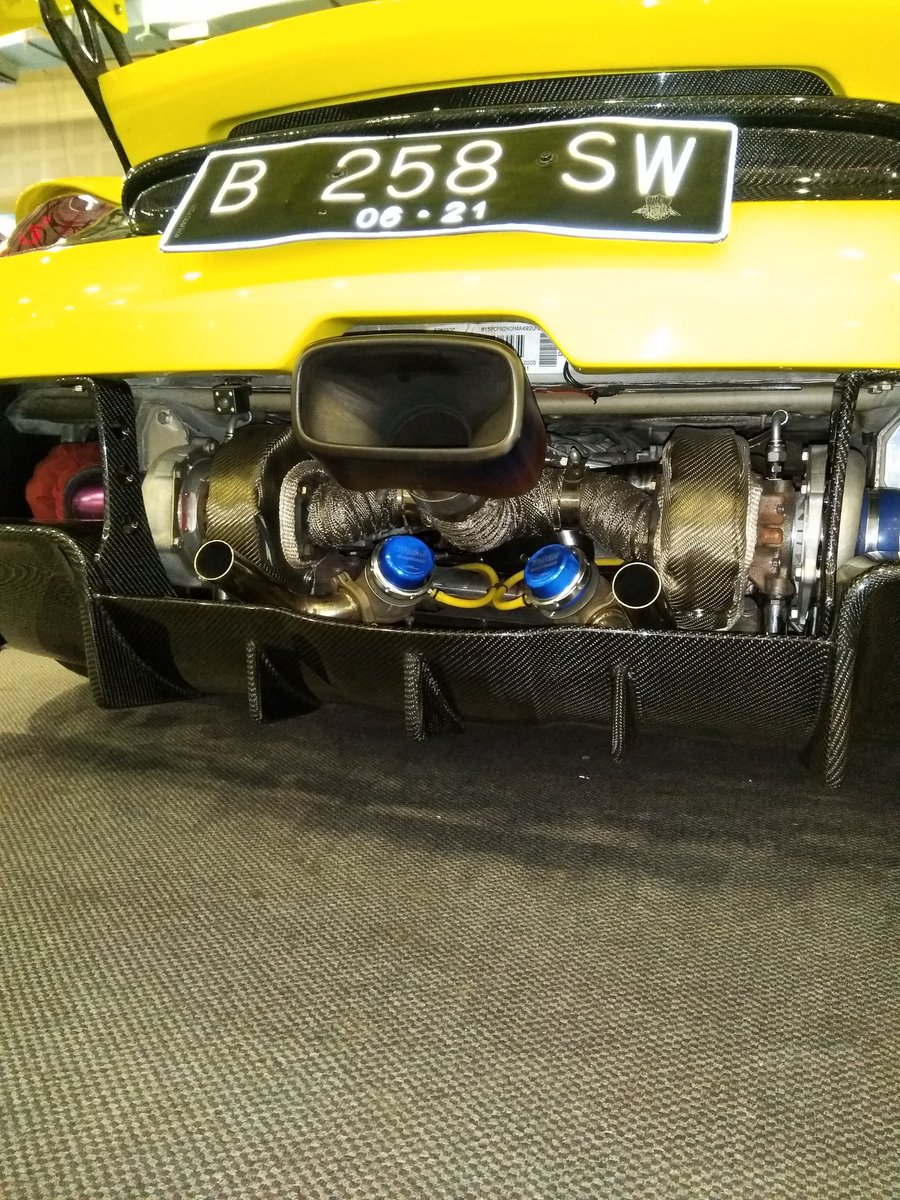 osakaautomesse's tweet photo. 【IMXで見つけた気になるクルマ】レモンイエローが眩しいポルシェケイマンは、911の6気筒に換装されてツインターボ化。足回りもしっかり固められています。#IMX2018 #インドネシア #Porsche #NMAA #オートメッセ https://t.co/3gwEsXzY5d