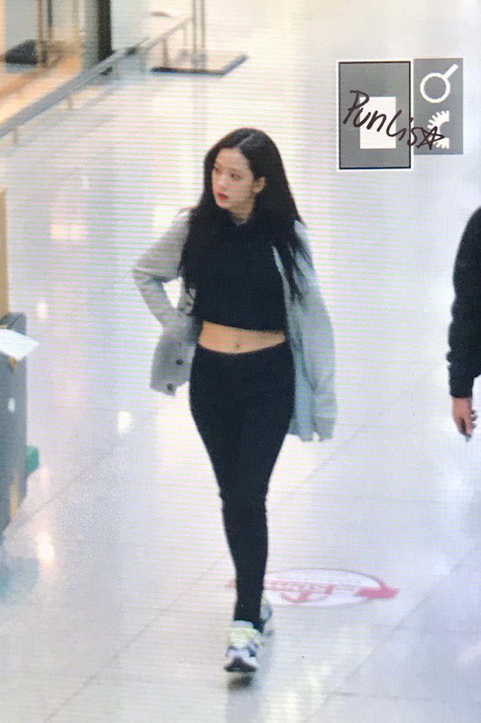 Lisapuns2's tweet photo. 181118 ICN 프리뷰🖤
#BLACKPINK #블랙핑크 #JISOO #지수 #ジス https://t.co/lzAp5IMWEV