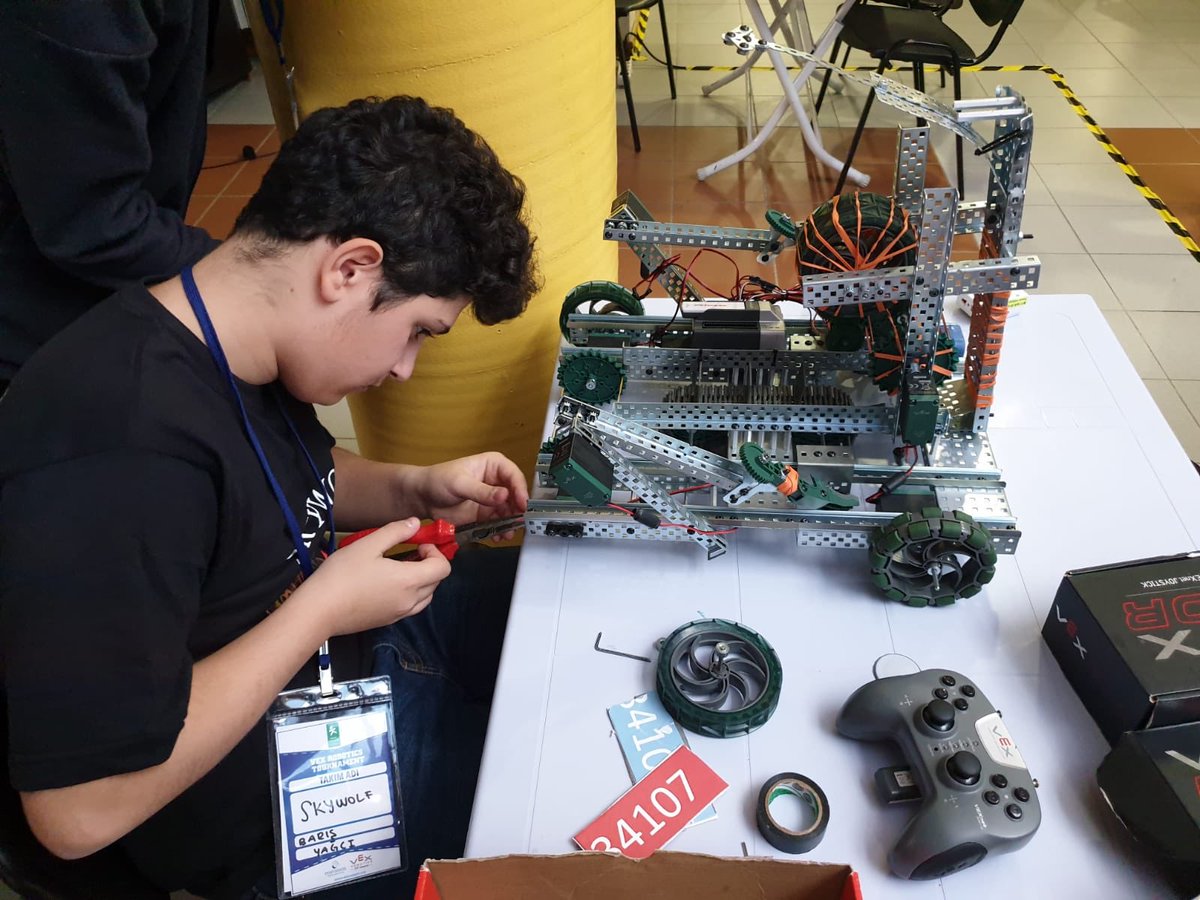 egtinovasyon's tweet image. Heyecan büyük :) #VEXRobotics lise takımları sezonun ilk turnuvasında sahaya çıkıyorlar :) #VEXRoboticsCompetition #VRC #TurningPoint @VEXRobotics