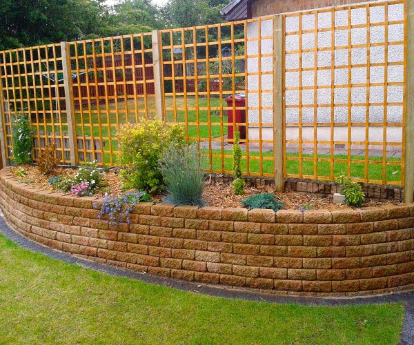 m0yada4a's tweet image. Садовые решетки используют для отгораживания пространства: это может быть укромный уголок со скамейкой или          если нужно скрыть стены старого сарайчика, отделить зону с компостной кучей или мусорными контейнерами.     
m0yada4a.ru/dekorirovanie/…