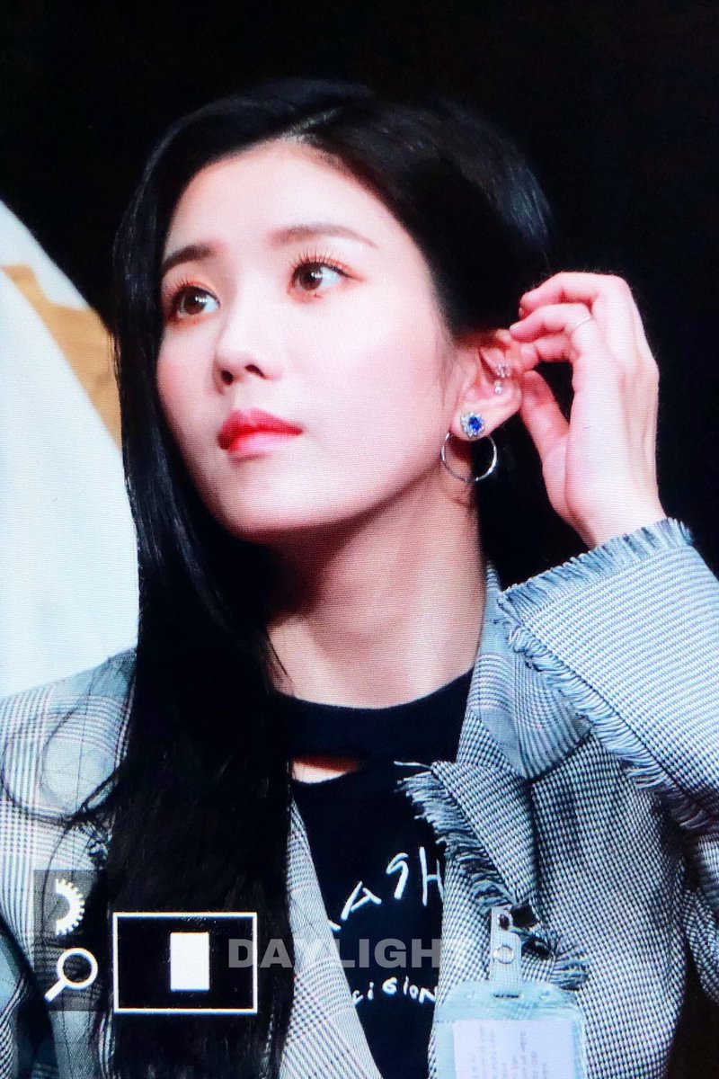 DAYLIGHT950927's tweet photo. 181118 부산 팬싸인회 프리뷰
#아이즈원 #IZONE 
#권은비 @official_izone https://t.co/48ZMRflHbV