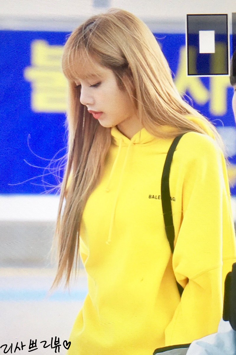 _S2_970327's tweet photo. 181118 ICN 🛫
세상에서 춤 제일 잘 추는 #병아리사 🐥💜💛💜💛💜💛💜 조심히 잘 다녀와💛
#블랙핑크 #리사 #BLACKPINK #LISA https://t.co/aXSqFKqXBd