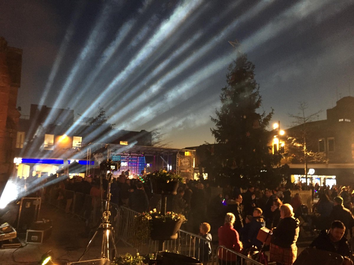 WATCH: Fairytale of St Helens takes centre stage at Christmas lights switch on dlvr.it/QrWBzn